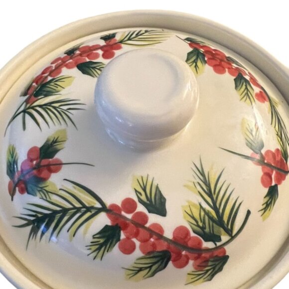 Wendover Lane Double-Handled Lidded Stoneware Baking Dish Holly 8" x 4" - Picture 14 of 16